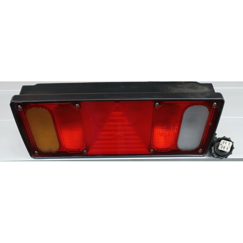 FEU ARRIERE GAUCHE CONNECTEUR CARRE + FAISCEAU VENDU PAR SOPLA
